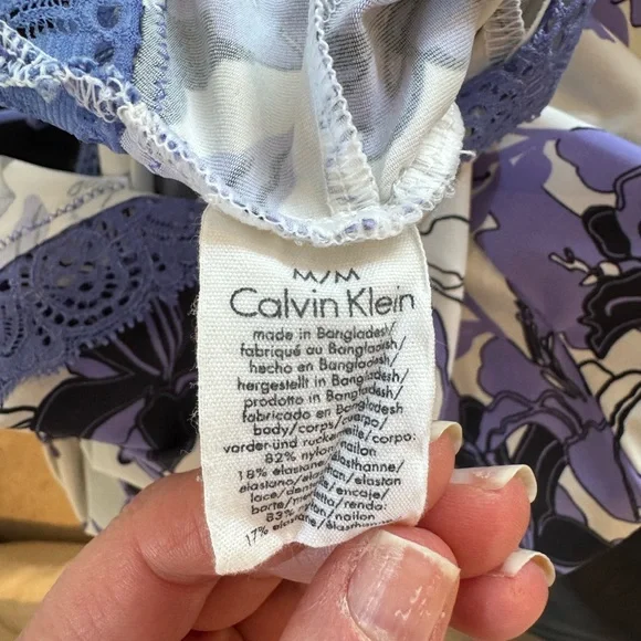 💜 Calvin Klein Floral Print Camisole with Lace Trim
Size: M - Picture 2 of 2